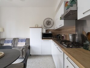 Microwave, oven, dishwasher, highchair - Cosy apartment for 4 people with A/C, TV, balcony and pets allowed (Riva Ligure)