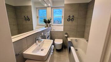 Haartrockner, Handtücher, Seife, Shampoo