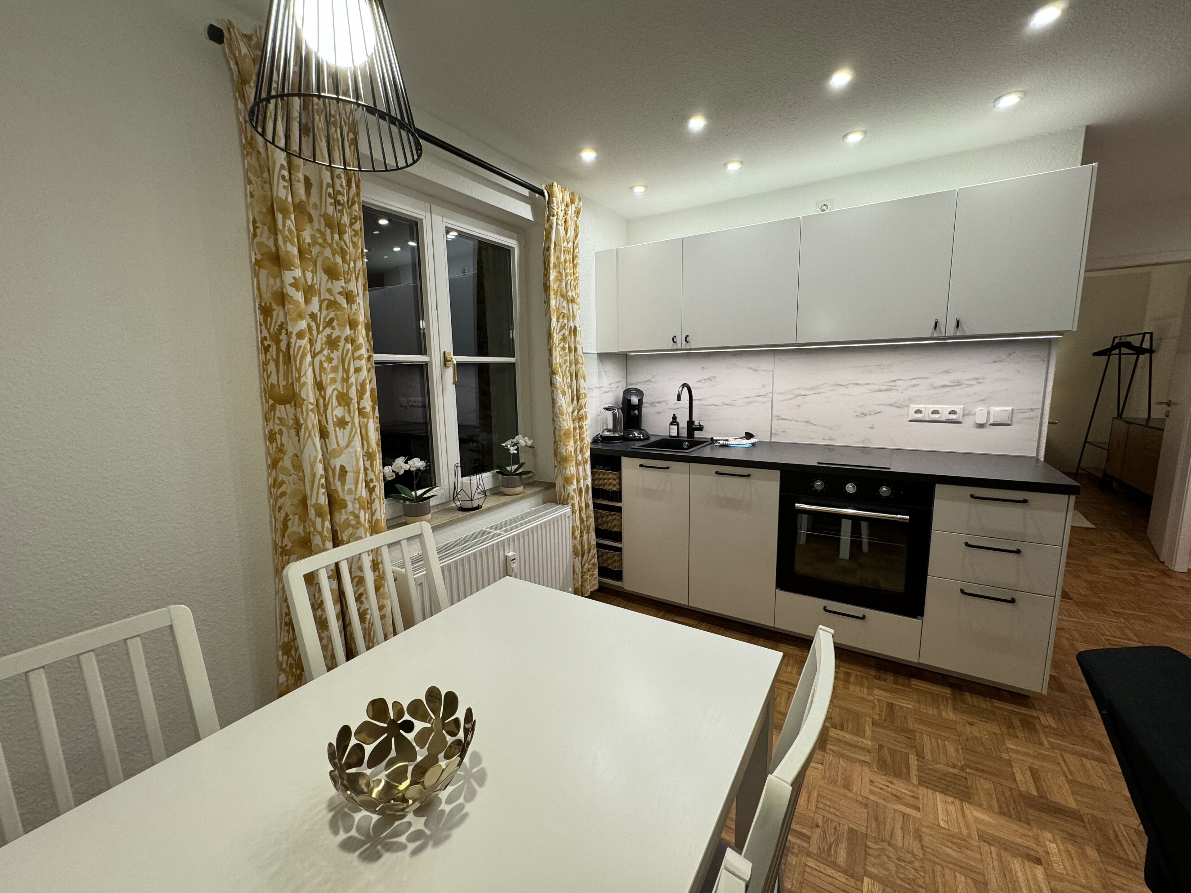 ثلاجة، فرن، موقد طهي مسطح، غسالة أطباق