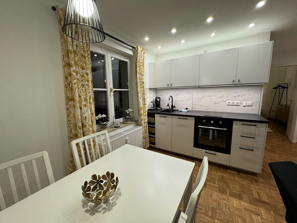 Kylskåp, ugn, spishäll och diskmaskin