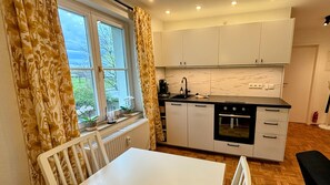 Réfrigérateur, un four, surface de cuisson, lave-vaisselle