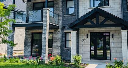 Newly built condo, with excellent natural light, 20 minutes from the airport.