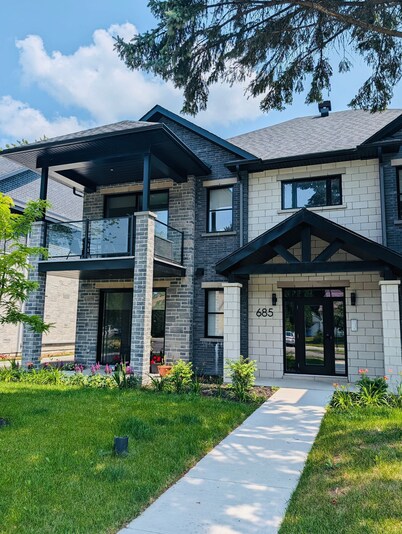 Newly built condo, with excellent natural light, 20 minutes from the airport.