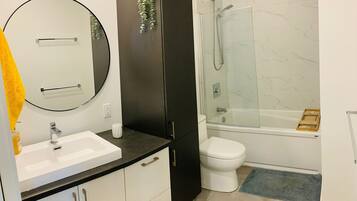 Serviettes fournies, savon, shampoing, papier toilette