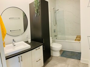 Serviettes fournies, savon, shampooing, papier de toilette