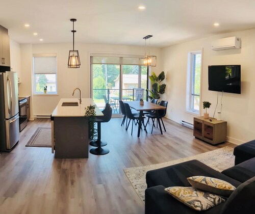 Newly built condo, with excellent natural light, 20 minutes from the airport.