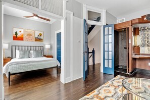 6 slaapkamers, een bureau, een strijkplank/strijkijzer, reisbedje