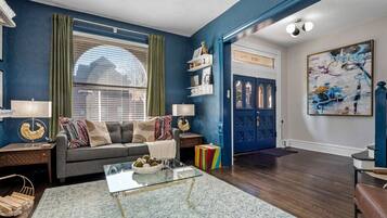 Een smart-tv en een open haard