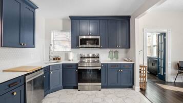 Een koelkast, een magnetron, een oven, een kookplaat