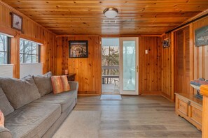 Smart TV, fireplace - Large waterfront Lake Jordan home with boat house amd boat lift (Deatsville)