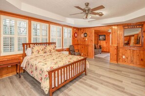 3 bedrooms, desk, iron/ironing board, WiFi - Large waterfront Lake Jordan home with boat house amd boat lift (Deatsville)