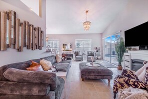 Een smart-tv, een open haard en boeken