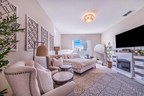 Een smart-tv, een open haard en boeken