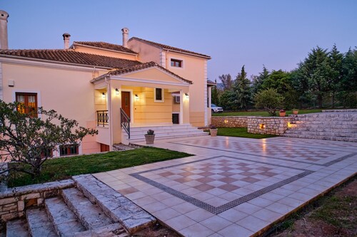 Luxury Utopia Beach Villa: Coastal Comfort in Corfu Village