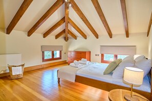 5 bedrooms, iron/ironing board, free WiFi, bed sheets