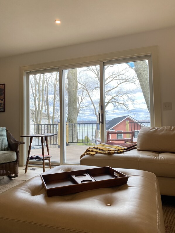 Smart TV, books, music library - Newly Renovated Lake Cottage - available for the very first season! (Auburn)