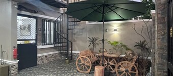 Fully-furnished townhouse, one car garage, near airport, ideal for families.