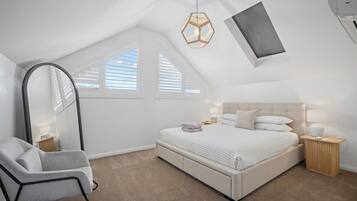 5 bedrooms, desk, iron/ironing board, travel crib