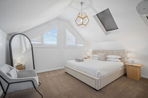 5 habitaciones, escritorio y tabla de planchar con plancha 