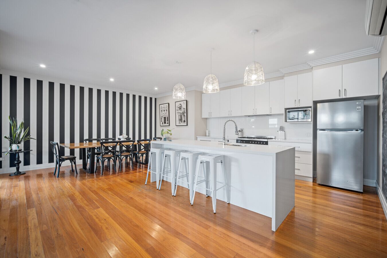 Refrigerador, microondas, horno y parrilla de estufa 