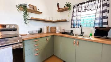 Kjøleskap, kokeplater, kaffetrakter/tekoker og kjøkkenutstyr