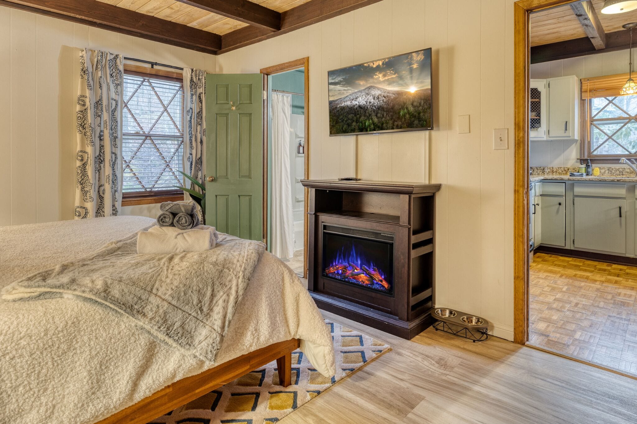 4 bedrooms, iron/ironing board, WiFi, bed sheets