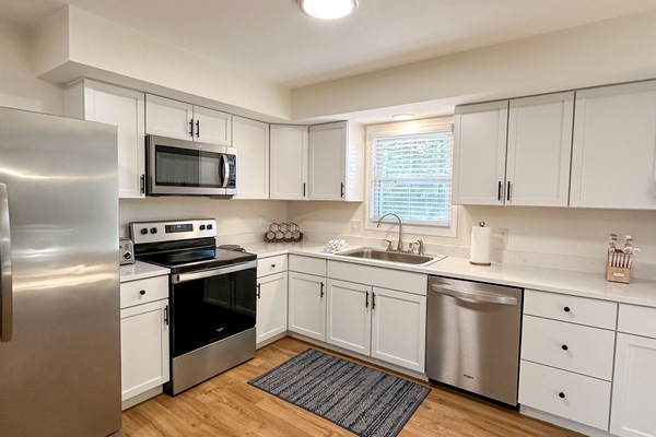 Jääkaappi, mikroaaltouuni, uuni, liesi