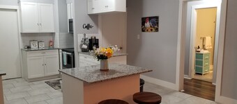 Cherry St Luxury-Shopping ,Food, Fun, Night Life,  Rt 66, Hospitals, Dwtn