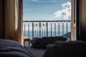 1° camera vista sulla vallata dal terrazzo privato  - Historic Suite w/Balcony & Stunning Views in Perugia (Perugia)