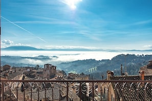 Balcony - Historic Suite w/Balcony & Stunning Views in Perugia (Perugia)