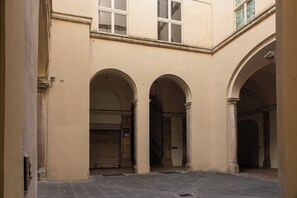 Property grounds - Historic Suite w/Balcony & Stunning Views in Perugia (Perugia)