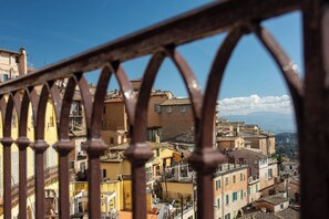 Property grounds - Historic Suite w/Balcony & Stunning Views in Perugia (Perugia)