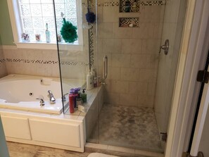 Whirlpool, Haartrockner, Handtücher, Seife