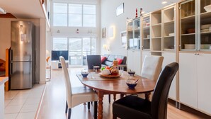 Une cuisine moderne avec une table à manger, des chaises et des placards.