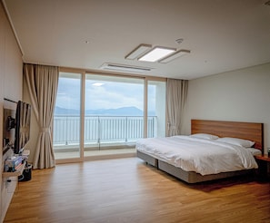 Premium bedding, blackout drapes, free WiFi, bed sheets - Sunvalley Resort Goheung (Goheung)