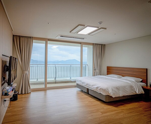 Luxe beddengoed, verduisterende gordijnen, gratis wifi, beddengoed