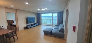 Premium bedding, blackout curtains, free WiFi, bed sheets - Sunvalley Resort Goheung (Goheung)