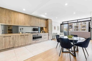 Microwave, oven, dishwasher, coffee/tea maker