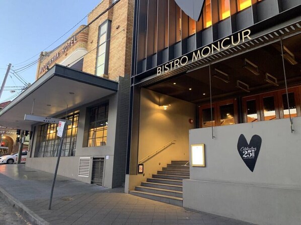 Un bâtiment moderne avec une enseigne indiquant « Bistro Moncur ».