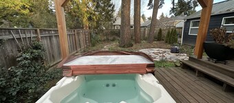 Light-filled Cedar Guesthouse with hot tub and private backyard
