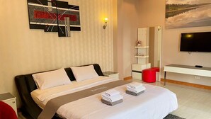 A modern hotel room with a large bed, a flat-screen TV, a painting, and a desk. - Davinci Pool Villa (Pattaya)