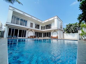 A modern two-story house with a swimming pool in the front yard. - Davinci Pool Villa (Pattaya)