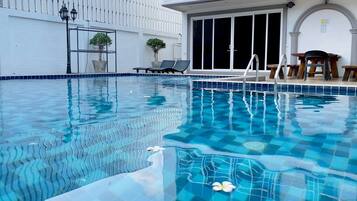 Business Villa | In-room safe, blackout drapes, soundproofing