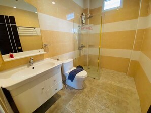 A bathroom with a sink, toilet, and glass-enclosed shower. - Davinci Pool Villa (Pattaya)