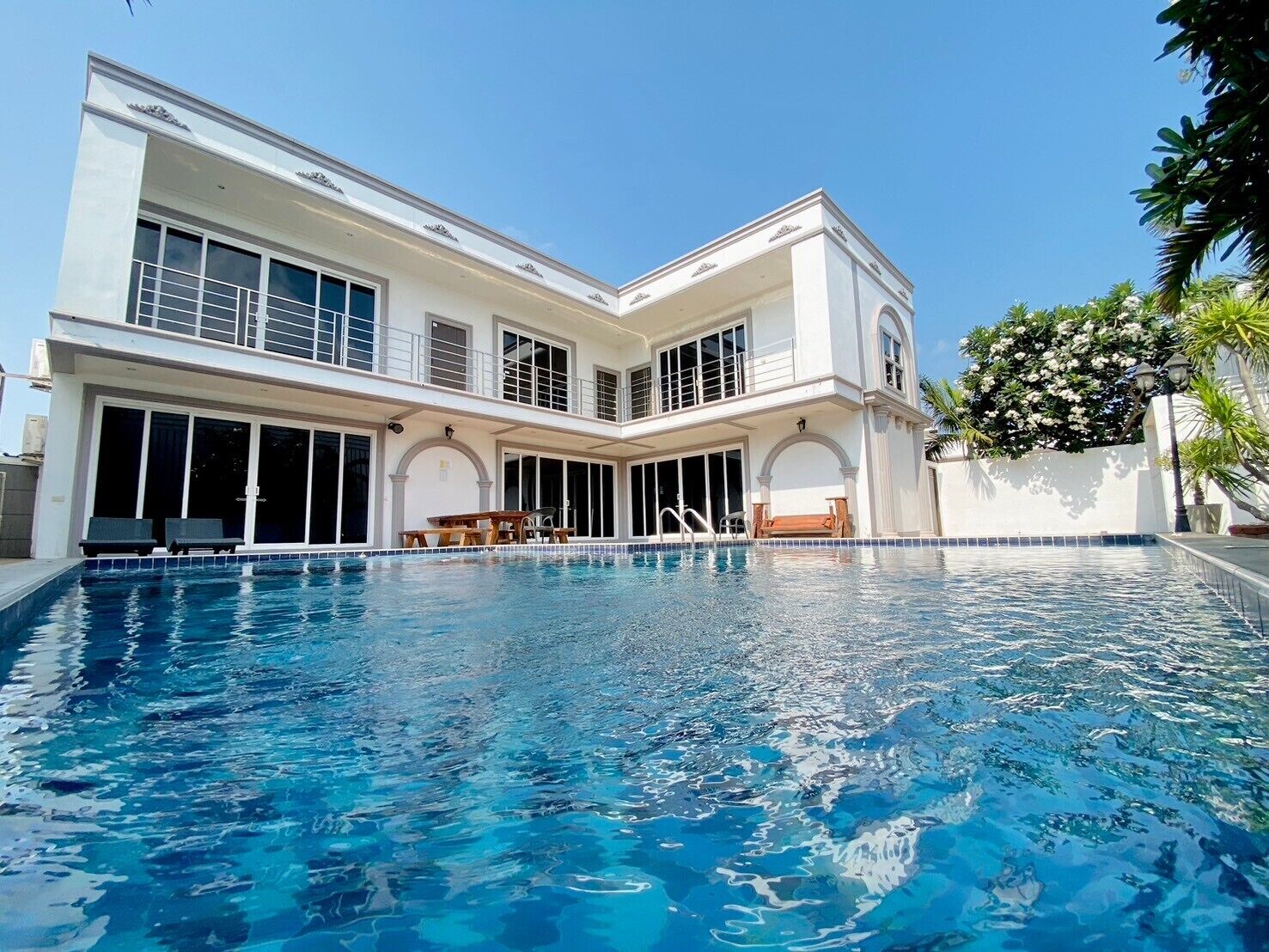 Business Villa | In-room safe, blackout drapes, soundproofing