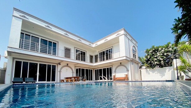 A two-story house with a swimming pool in front. - Davinci Pool Villa (Pattaya)