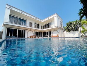 A two-story house with a swimming pool in front. - Davinci Pool Villa (Pattaya)