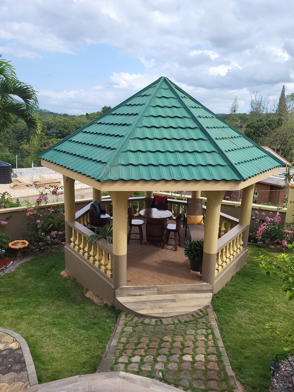 Outdoor dining - Rustik Inn cozy home away from home. (Mile Gully)