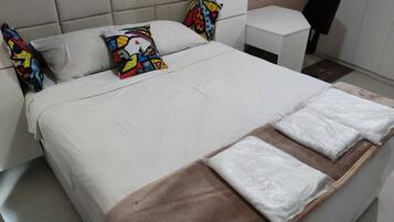 1 dormitorio, tabla de planchar con plancha, wifi y ropa de cama