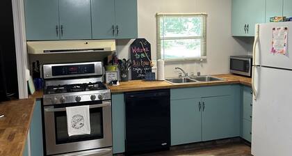 Cute and cozy lake house! Sleeps 10! 1 mile from lake access!
